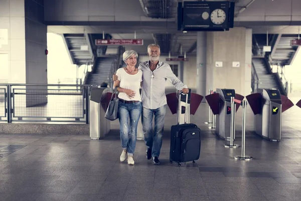 Turisták idősebb pár airport — Stock Fotó