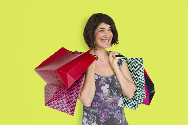 Γυναίκα που κρατάει τσάντες για ψώνια — Φωτογραφία Αρχείου