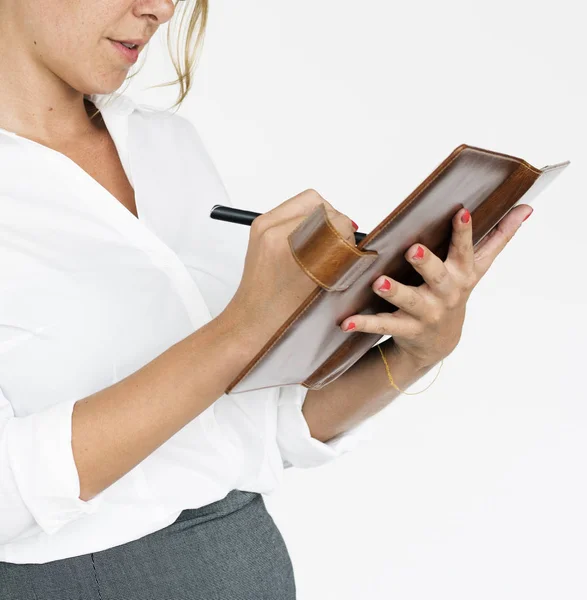 Empresaria escribiendo Cuaderno — Foto de Stock