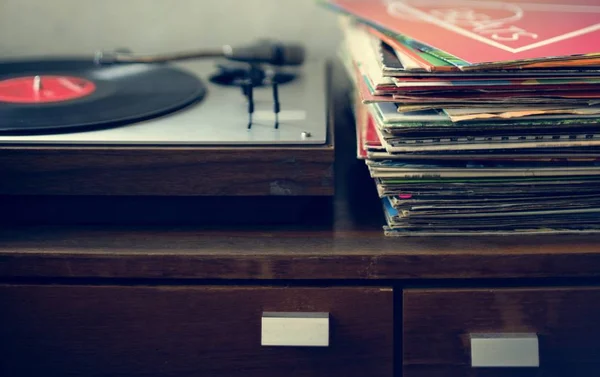 Přenosný přehrávač vinyl a záznamy — Stock fotografie