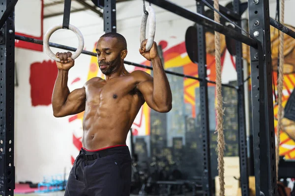 Uomo che si allena in palestra — Foto Stock