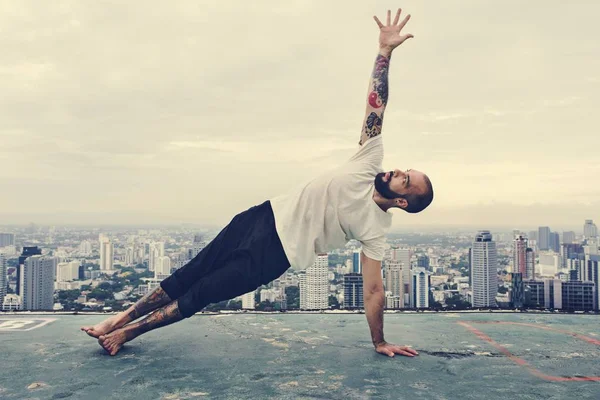 Man beoefenen van yoga — Stockfoto
