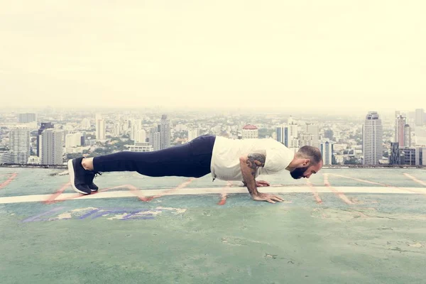 Hombre practicando yoga — Foto de Stock