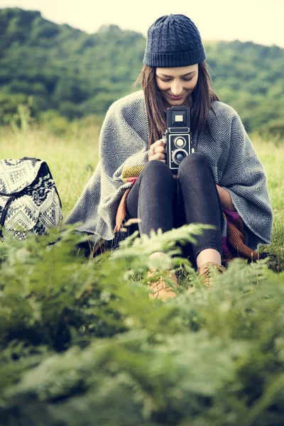 Mujer joven con cámara fotográfica — Foto de Stock