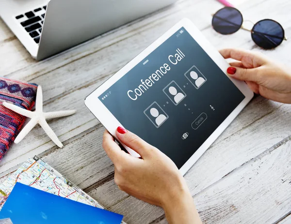 Mujer usando tableta digital — Foto de Stock