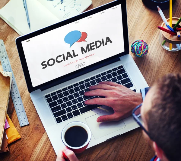 dizüstü bilgisayar kullanarak ve kahve içme adam