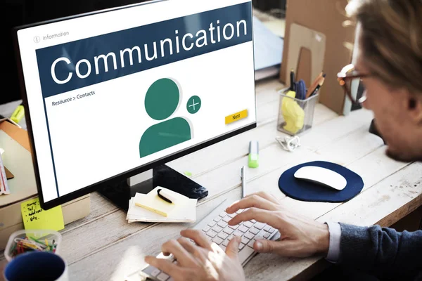 Ofiste çalışan bir iş adamı.