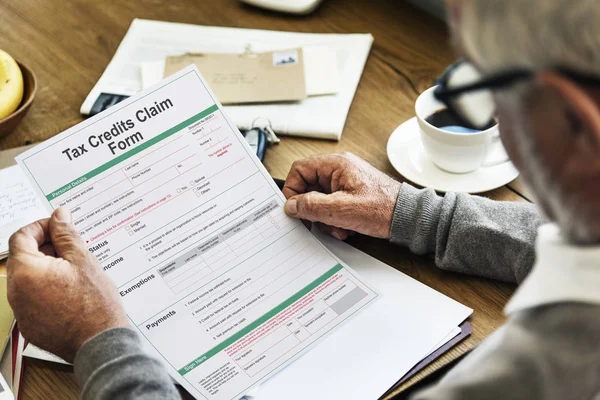 Papel de documento de posesión hombre — Foto de Stock