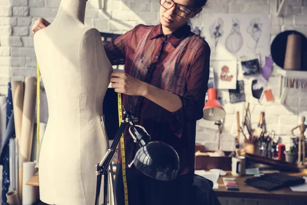  Moda Tasarımcısı Showroom çalışma