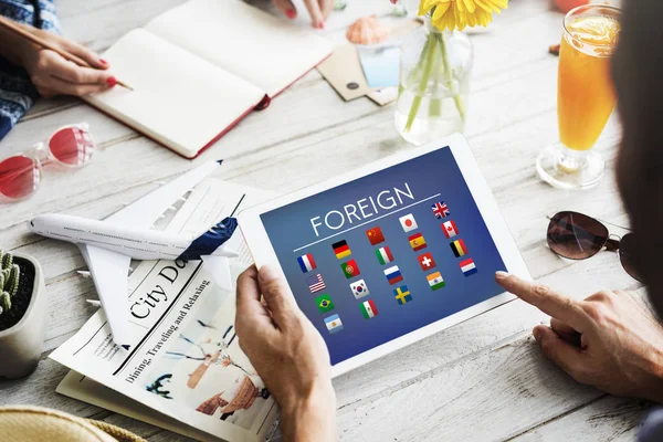 Dijital tablet kullanan adam