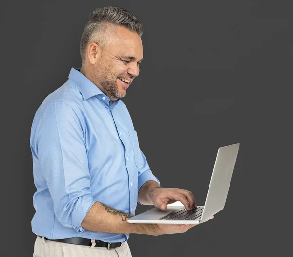 Hombre usando ordenador portátil — Foto de Stock