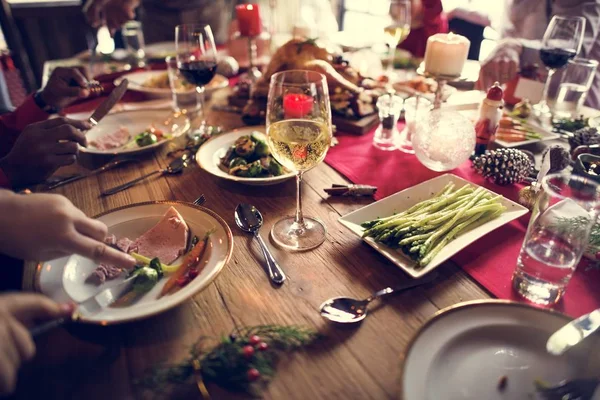 Personas comiendo en la mesa servida — Foto de Stock