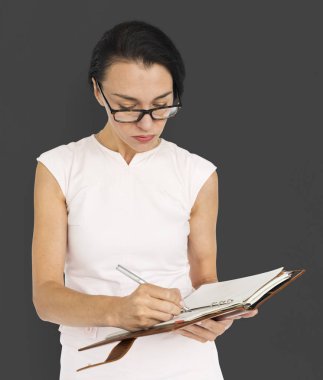 Stüdyoda poz veren iş kadını 