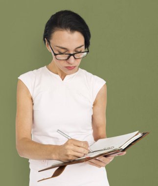 Stüdyoda poz veren iş kadını 