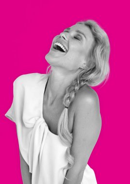 Stüdyoda genç bir kadın 