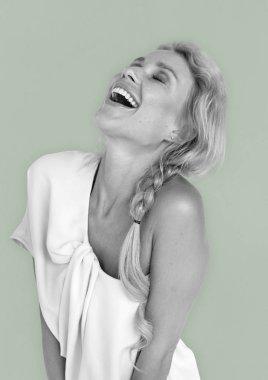 Stüdyoda genç bir kadın 