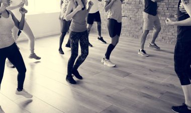 İnsanlar egzersiz sınıfında