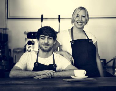 Kafede gülümseyen Barista