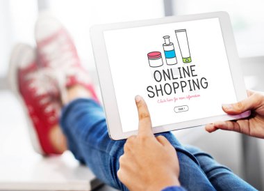 Dijital tablet kullanan kişi
