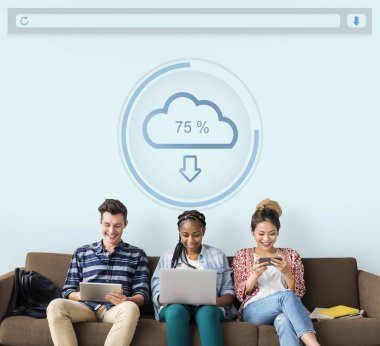 Dijital cihazlar kullanan öğrenciler