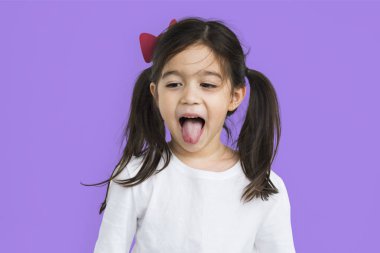 Kız stüdyoda poz veriyor.