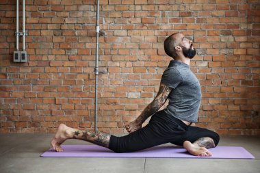 Yoga egzersiz egzersiz yapan erkek