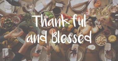 Tablo ile lezzetli yemekler servis