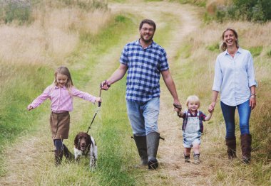 Aile ile köpek yürüyüş  