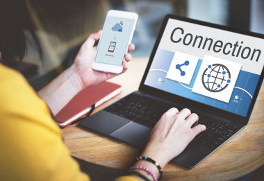 Dizüstü bilgisayar kullanan genç kadın