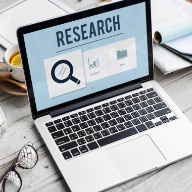 çalışma alanı tablo açılan laptop