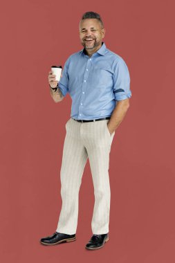 Elinde kahve tutan adam.