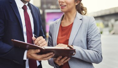 iş adamları iş tartışıyor