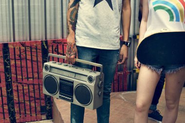 Retro radyo tutan adam