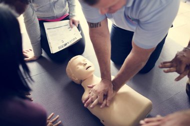 CPR ilk yardım eğitimi öğrenme insanlar 