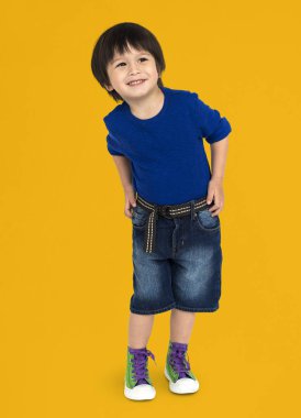 Asyalı çocuk ayakta Studio