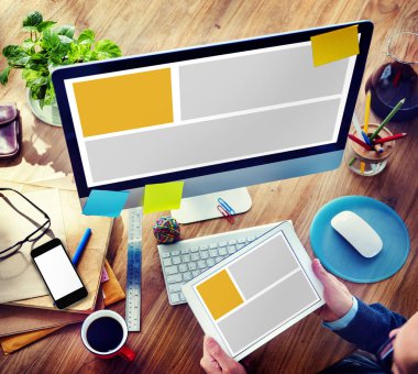 Dijital tablet kullanan adam