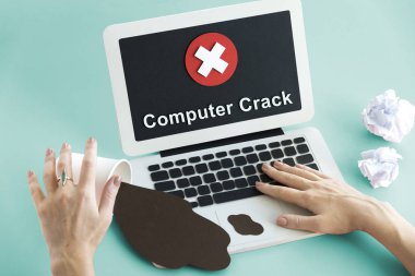 eller kadın üstünde laptop