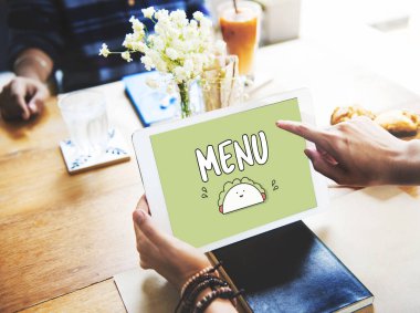 Tablet kullanan adam