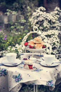 tabloda çay bahçesinde