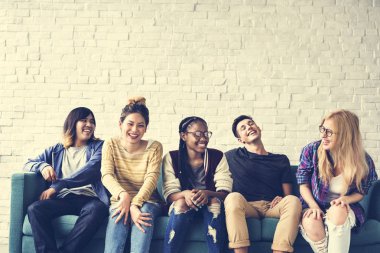 Öğrenciler birlikte sarılma