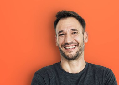 yakışıklı gülen adam