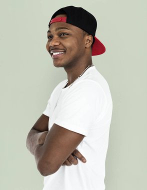 Gülümseyen Afrikalı Amerikalı adam