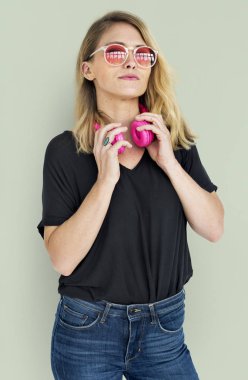 kadın holding kulaklıklar