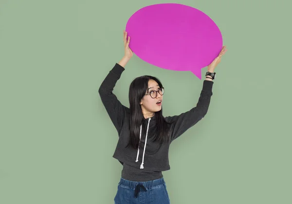 Chica sosteniendo el habla burbuja —  Fotos de Stock