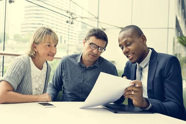 Mensen uit het bedrijfsleven kijken naar document — Stockfoto