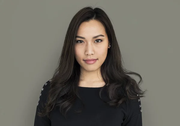 Attraktive asiatische Frau im Studio — Stockfoto