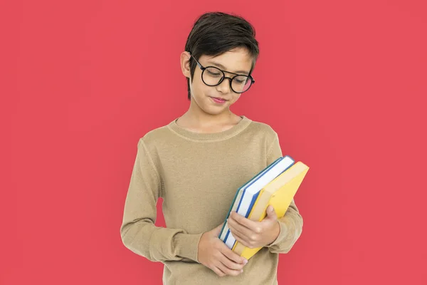 Pojke i glasögon håller böcker — Stockfoto