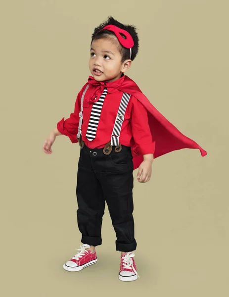 Pequeño asiático chico en superhéroe traje — Foto de Stock