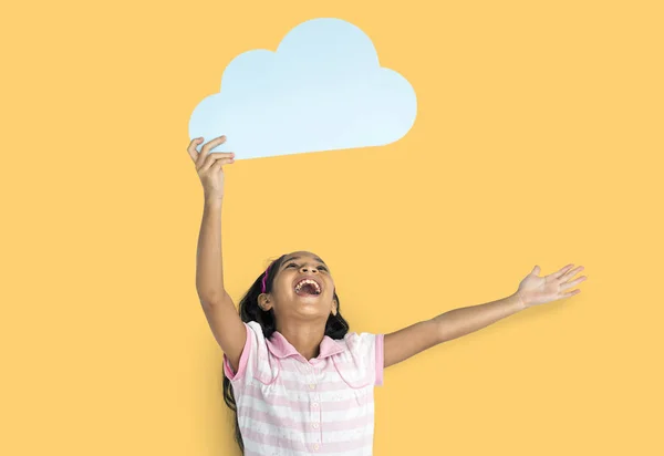 Asyalı kız kağıt bulut ile oynamak — Stok fotoğraf