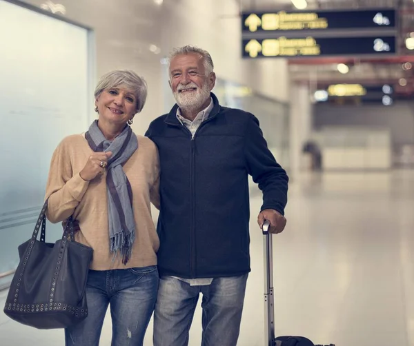 Turistas pareja mayor en aeropuerto — Foto de Stock